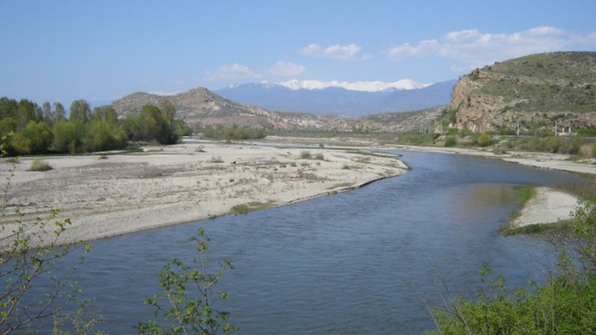 Безводие грози областен град, изпомпват вода от Струма