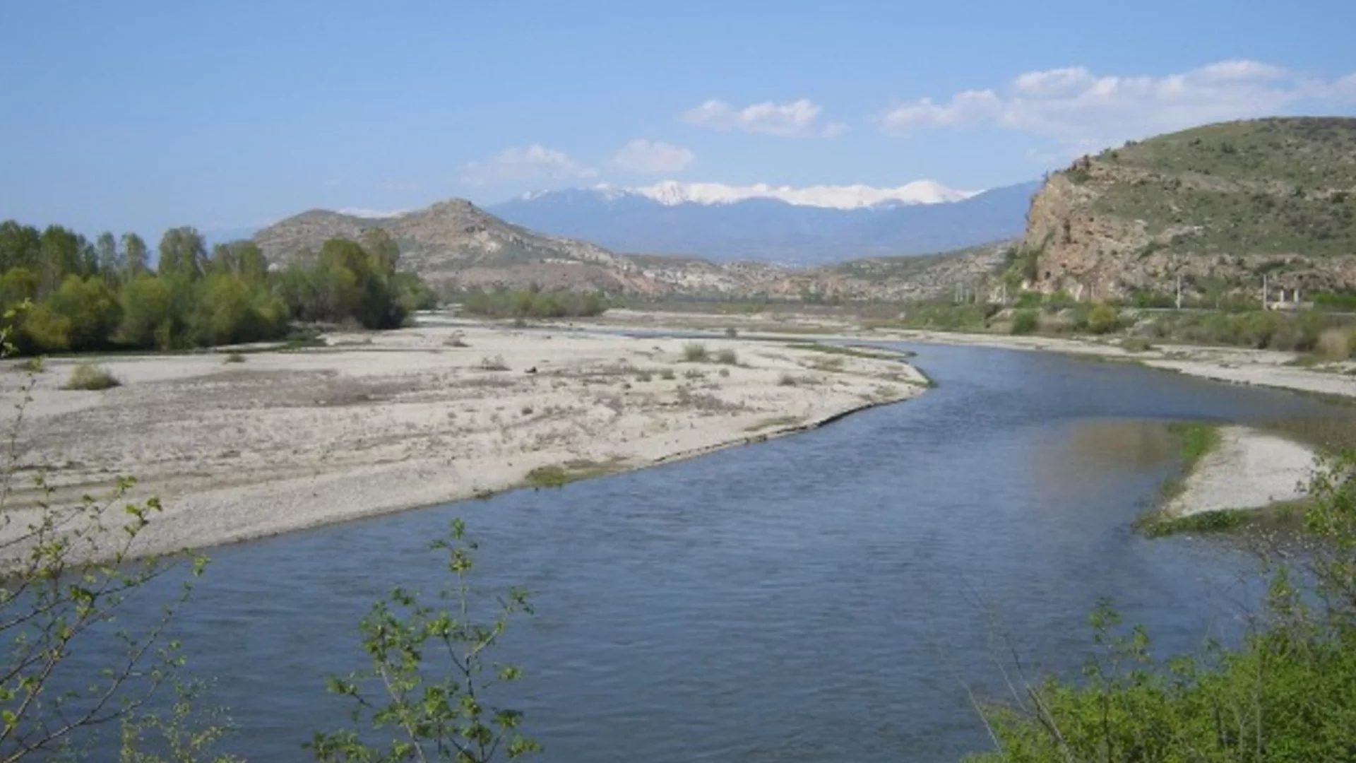 Безводие грози областен град, изпомпват вода от Струма