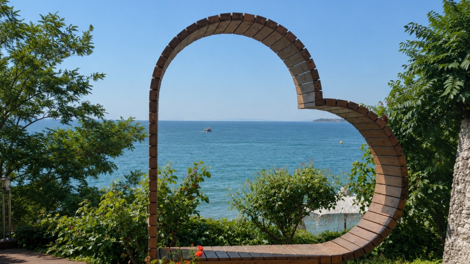 Когато морето е само част от преживяването: Grand Hotel Sveti Vlas предлага своя собствена зона за почивка на първа линия