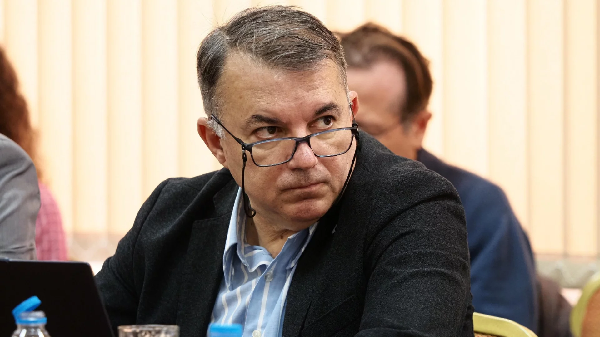 Най-сетне ще трябва да се научат да се усмихват, да обгрижват клиентите