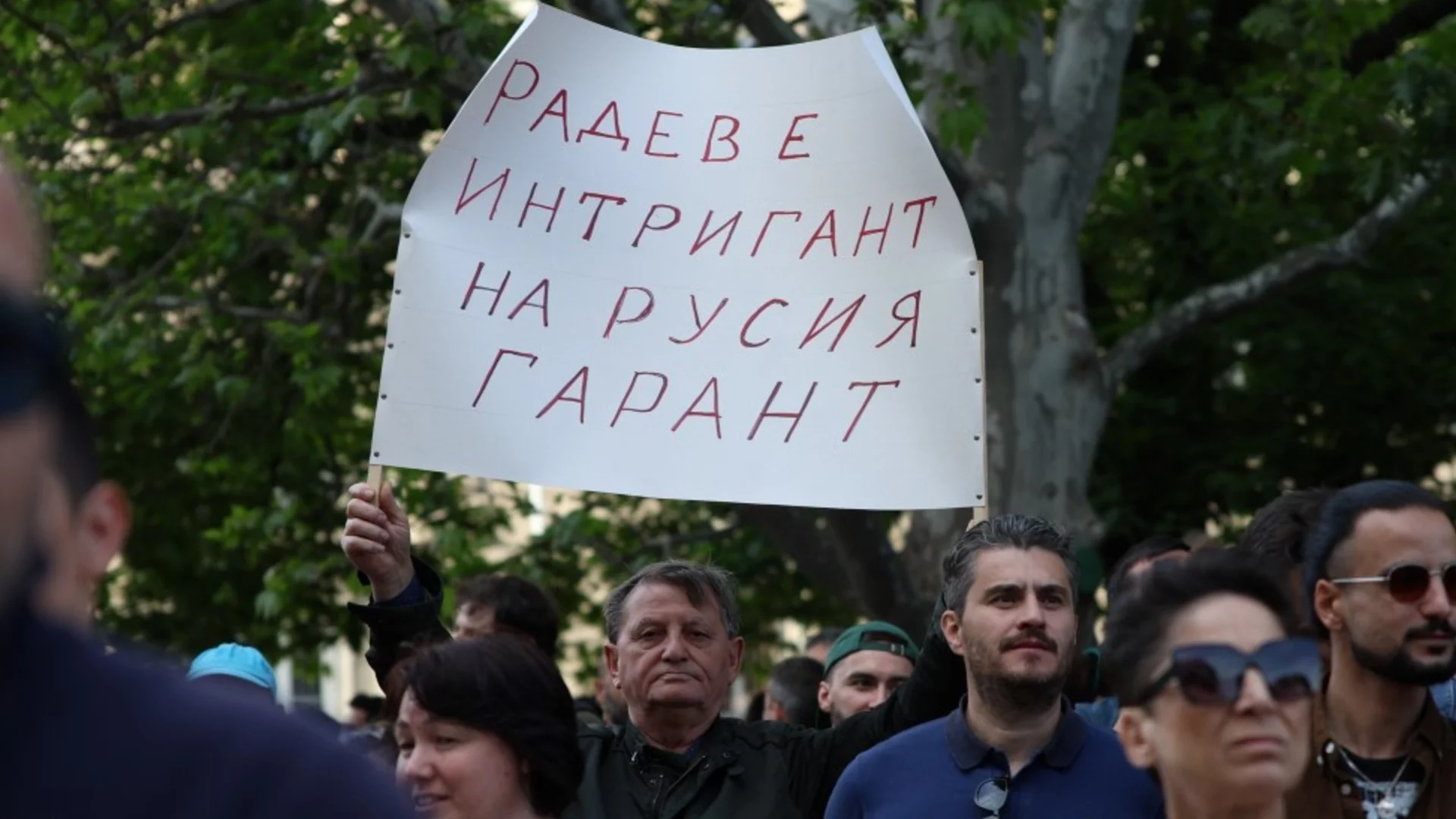 "Ще върне и руската телевизия в петък": Бурни реакции след антифашистките халюцинации на Радев (СНИМКИ)