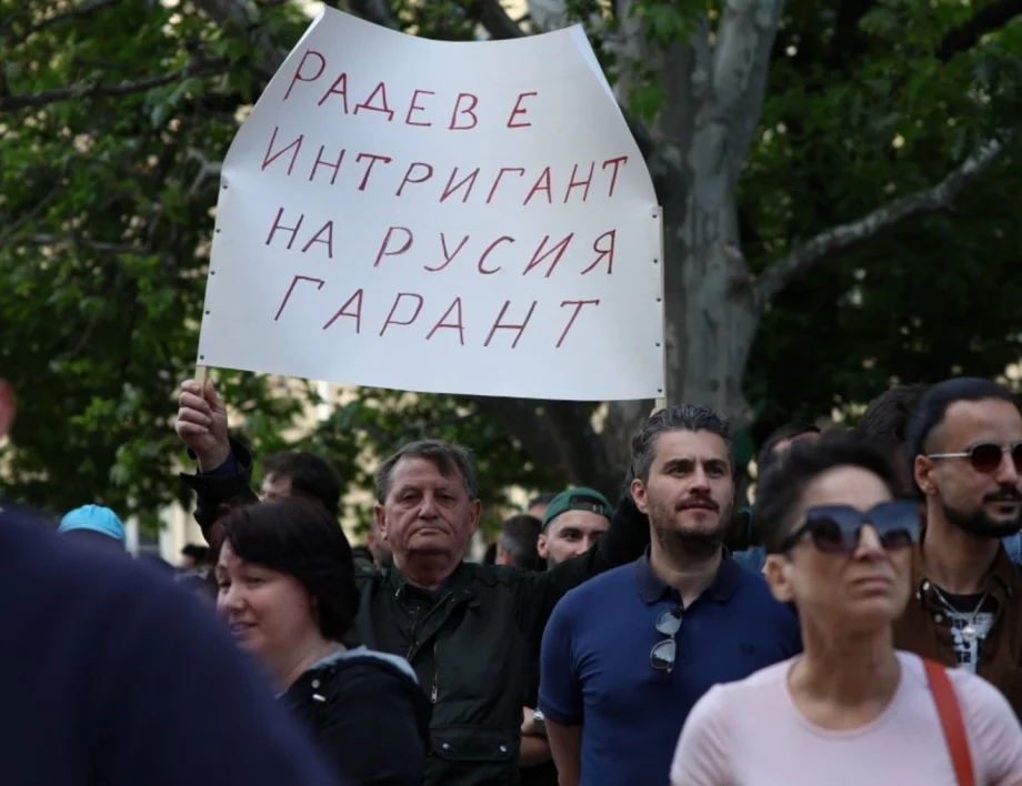 "Ще върне и руската телевизия в петък": Бурни реакции след антифашистките халюцинации на Радев (СНИМКИ)