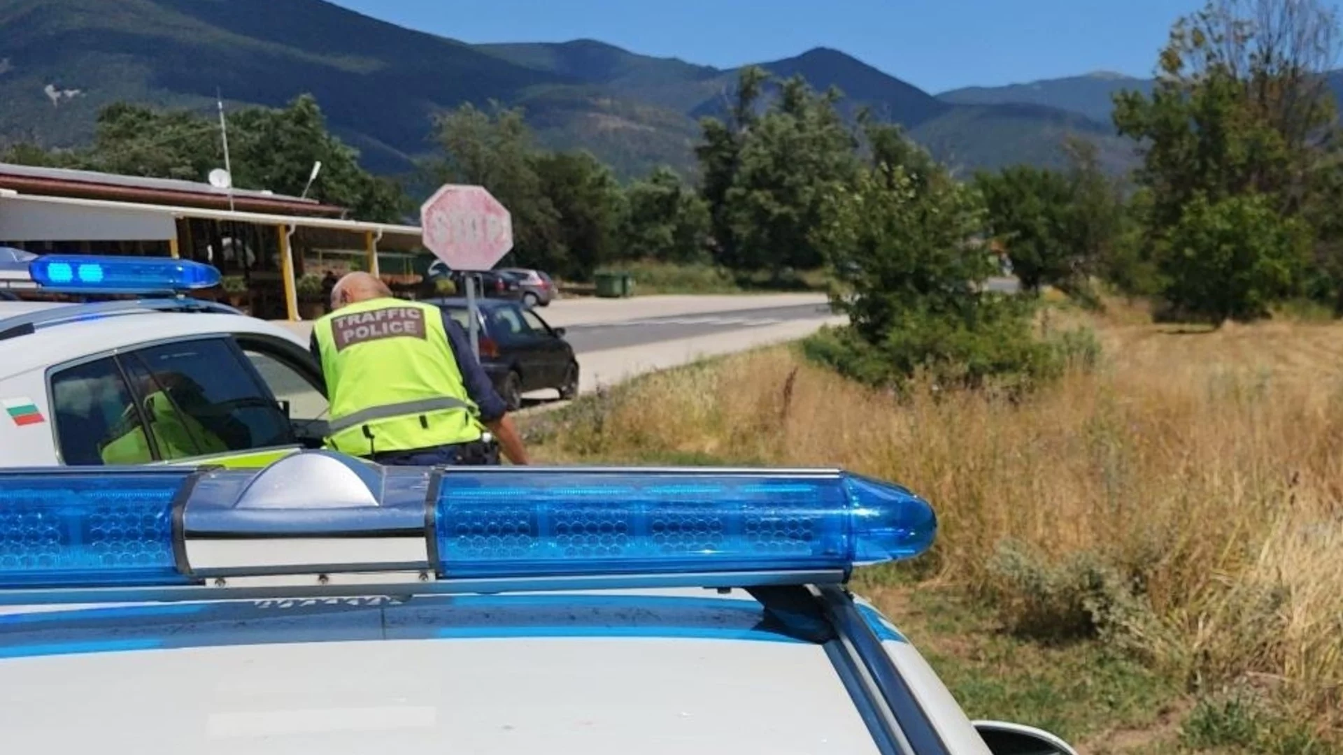 Блъснал патрулката докато бягал: Хванаха 14-годишен зад волана