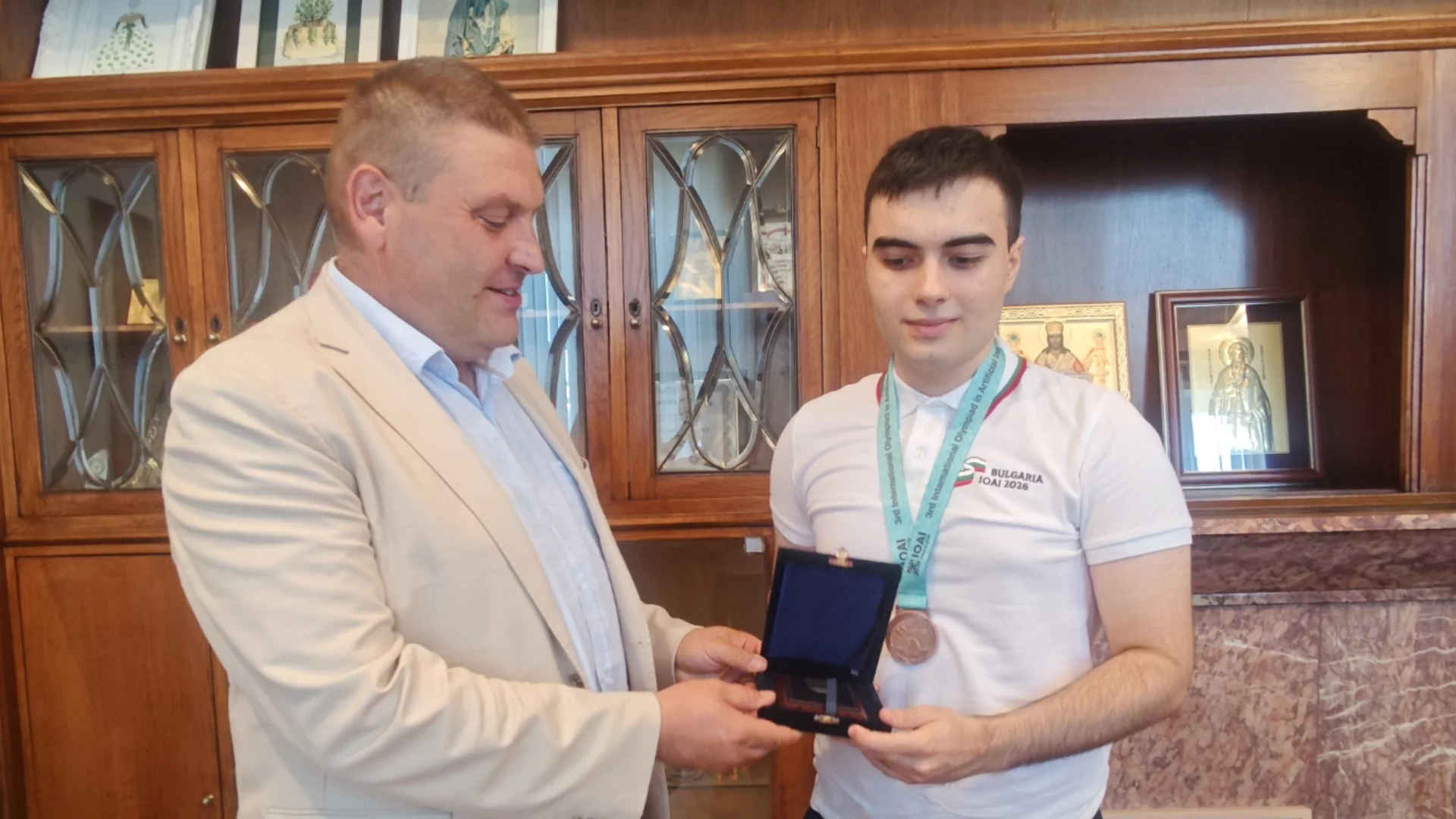 Кметът на Плевен посрещна бронзовия медалист от Международната олимпиада по изкуствен интелект Марио Петков