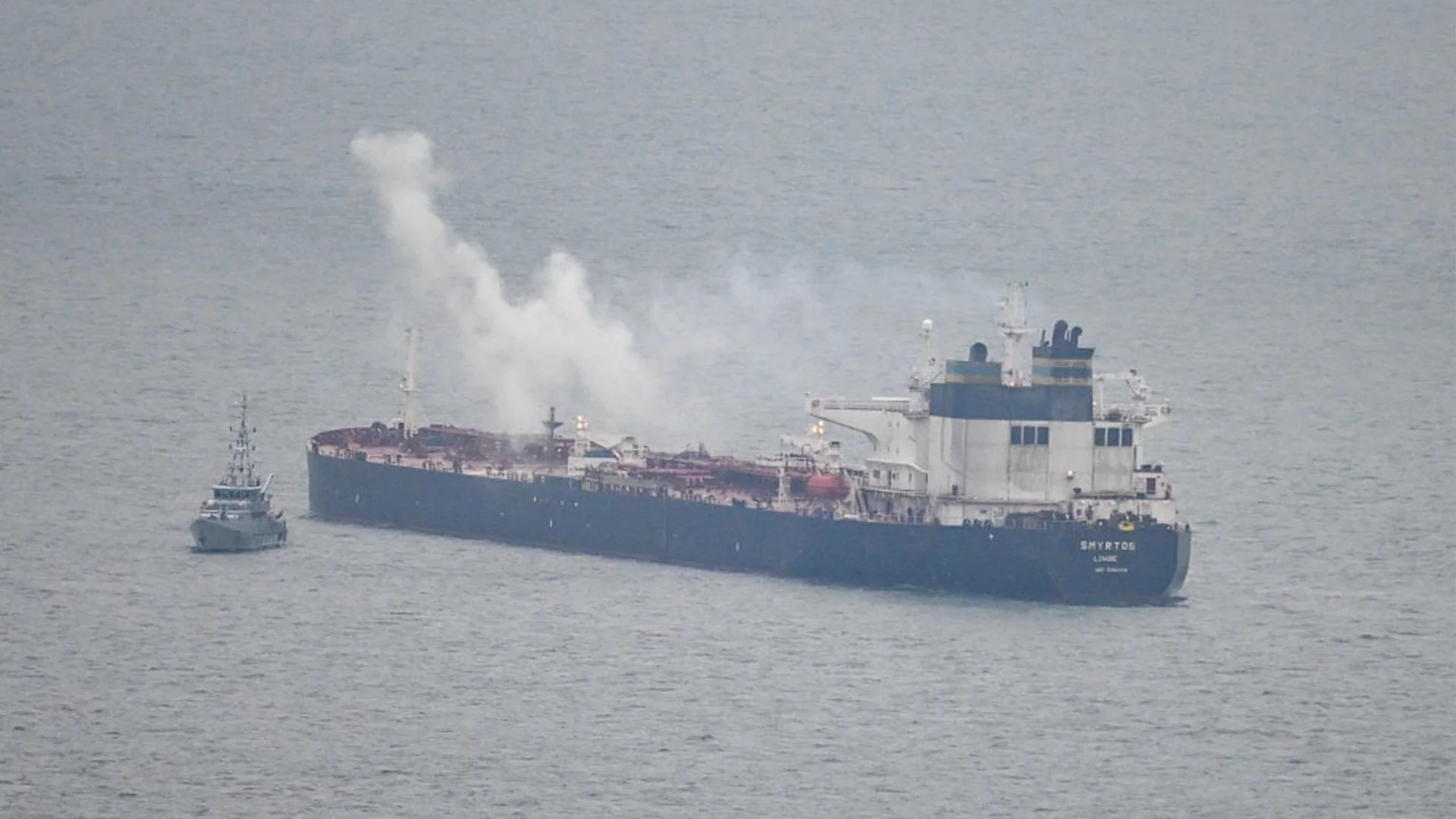 Танкер с руски нефт направи разлив край Оман, цените на петрола реагираха