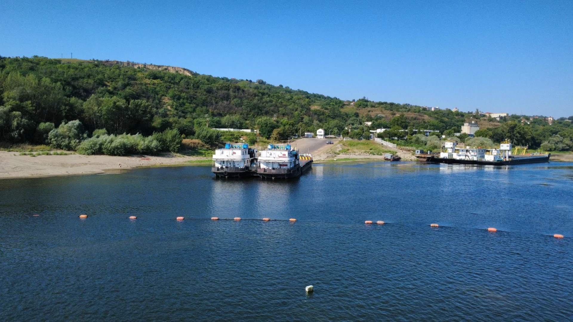 Драстичен спад на река Дунав, кораб заседна край село Батин