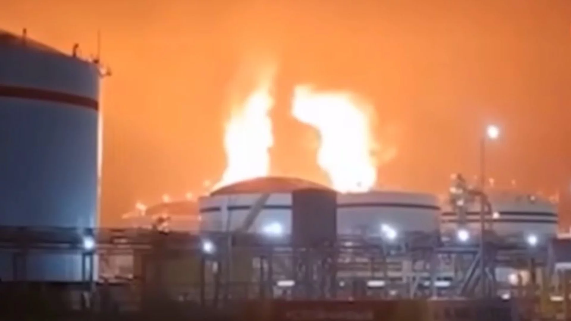 Украински дронове подпалиха терминал на "НОВАТЕК" в ключовото руско пристанище Уст-Луга (СНИМКИ)