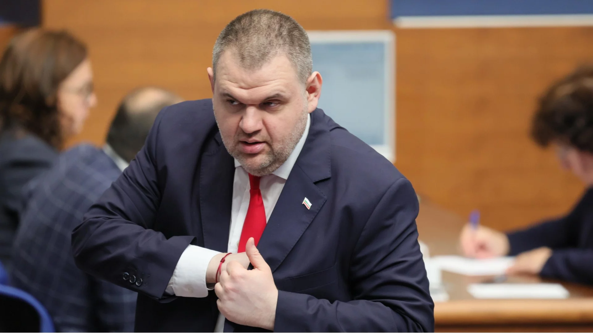 Пеевски обеднява за втора поредна година, Борисов бие Радев по богатство
