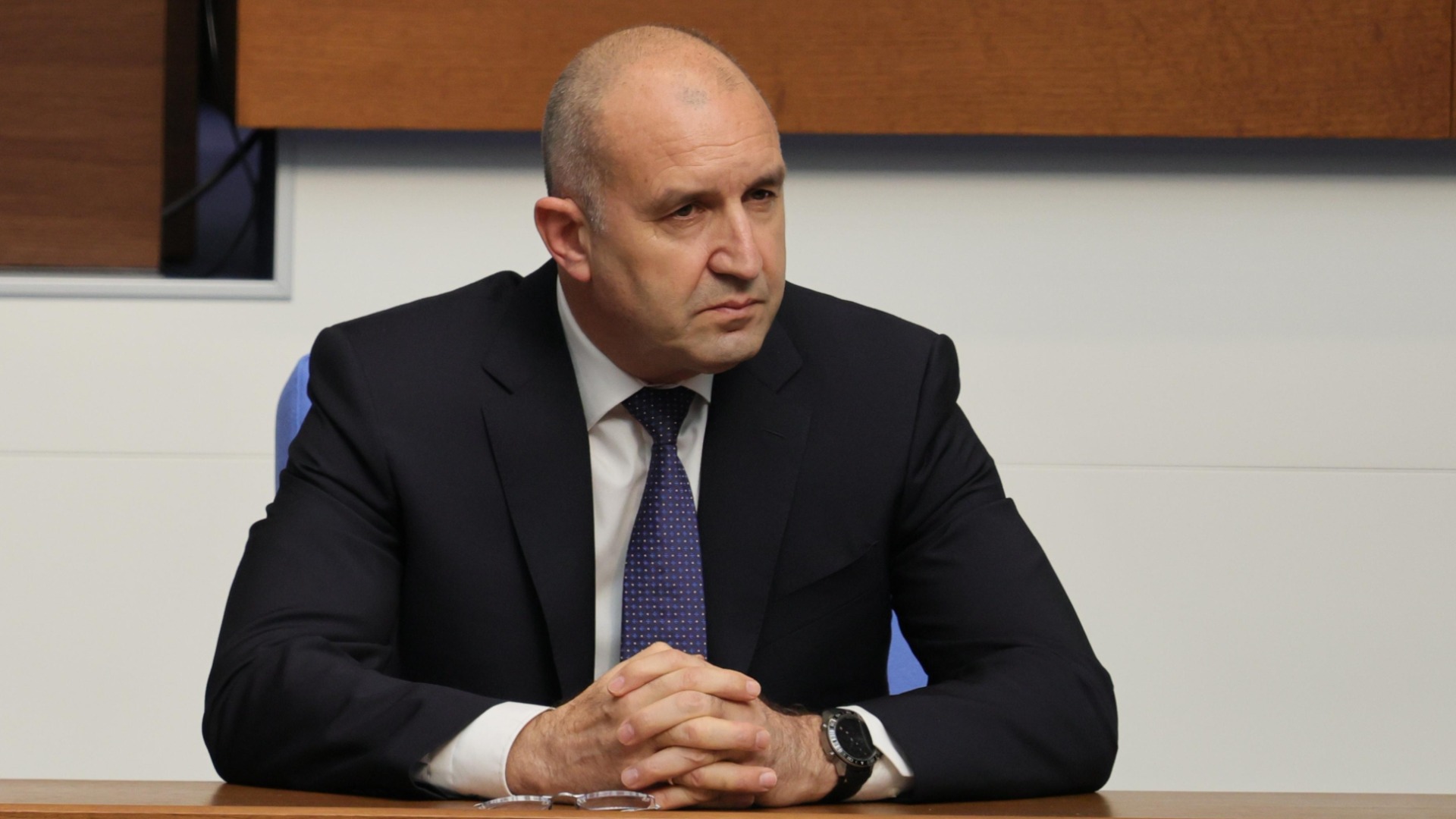 При пълно мнозинство - немощ и неувереност: Анализ защо през първите 100 дни на Радев не се случи нищо