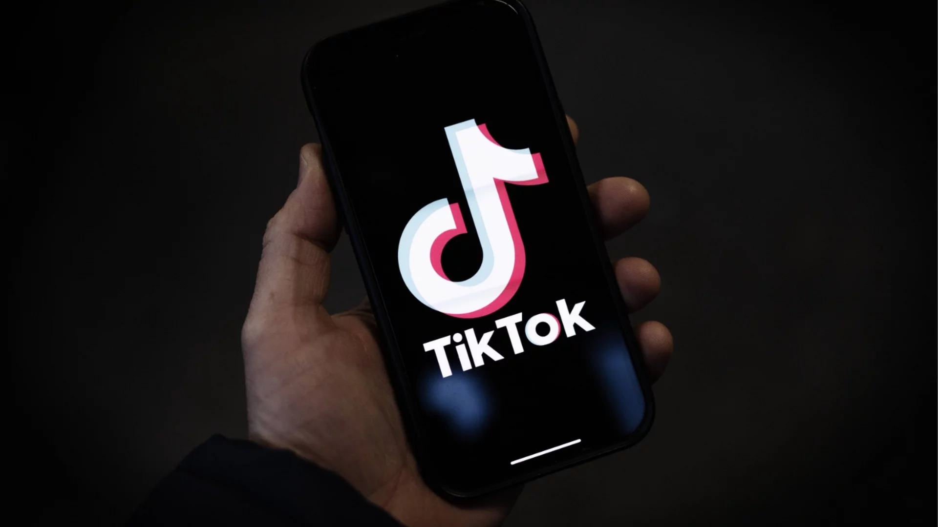 Хиляди се подписват за пълна забрана на TikTok в страната