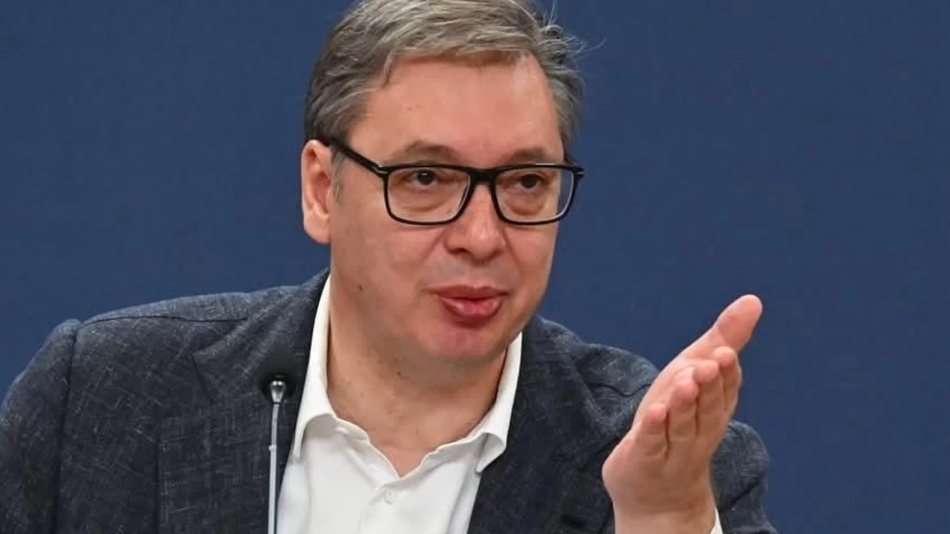 "Борих се с маркуча и жетоните": Вучич се опита да бъде човек от народа, но не се справи с автомивката (ВИДЕО)