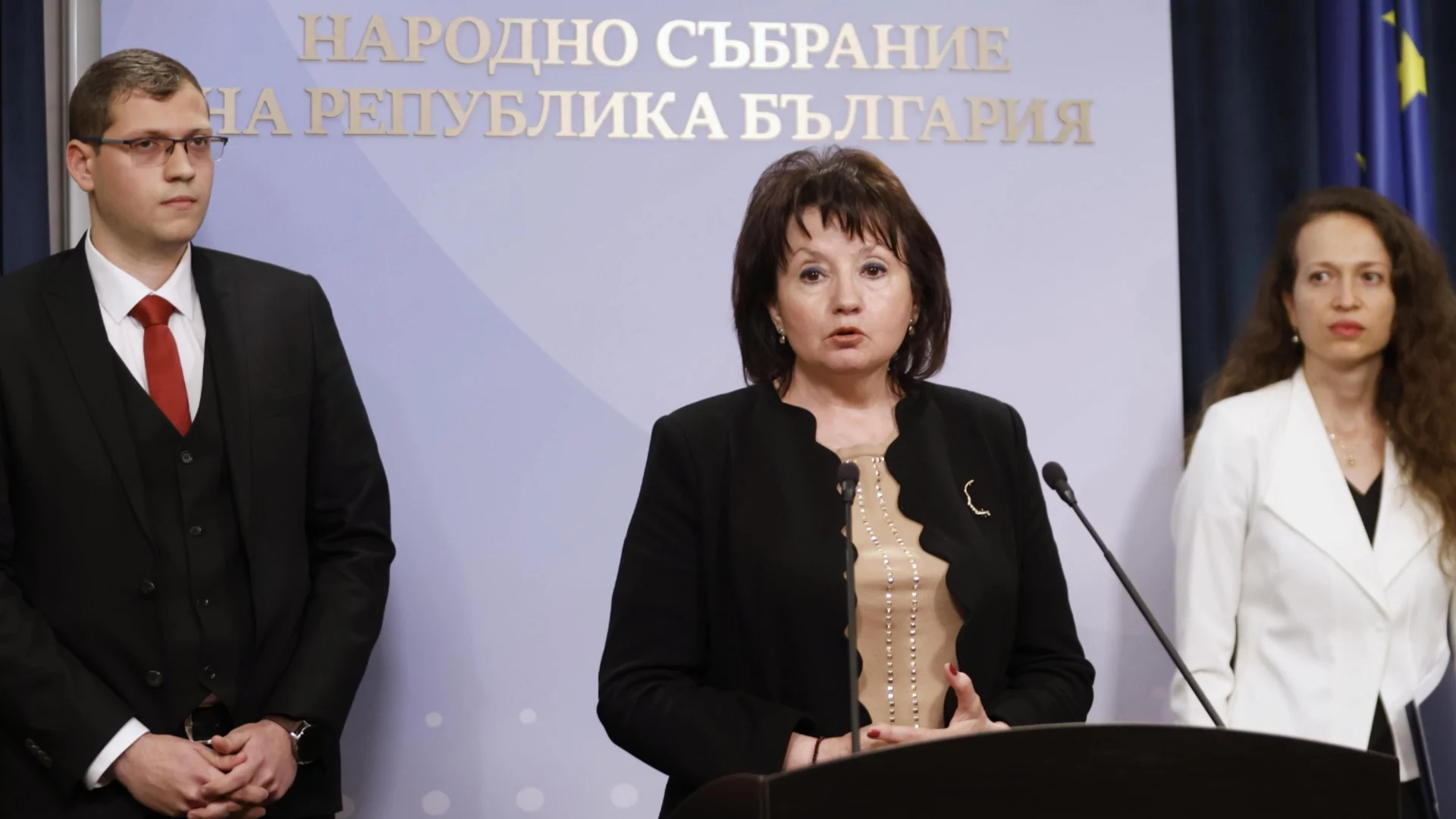 В разгара на ваканцията: В парламента се събират за съдбата на държавните служители