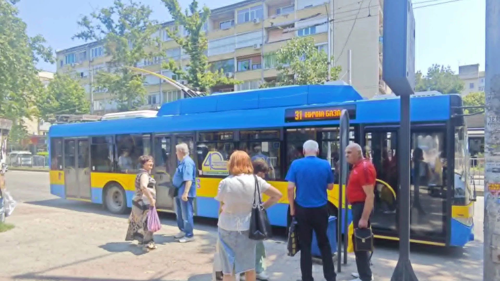 Пътуващите в градския транспорт в Плевен вече ще могат да плащат с банкови карти
