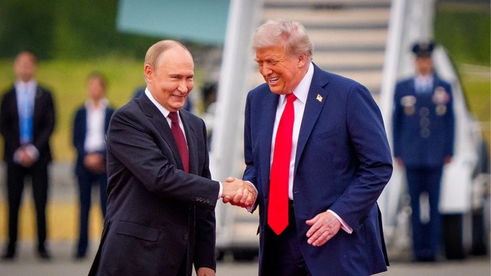 Глупостта на Тръмп помага на Путин да воюва в Украйна за по-дълго време (ОБЗОР - ВИДЕО)