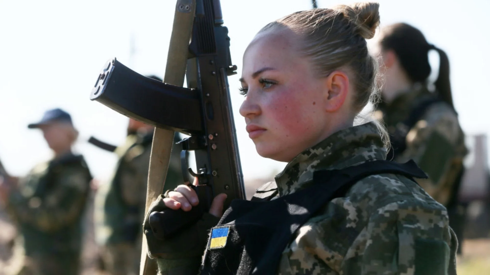 Равенството между половете значи и жените да служат: Бивш украински военен министър с призив (ВИДЕО)