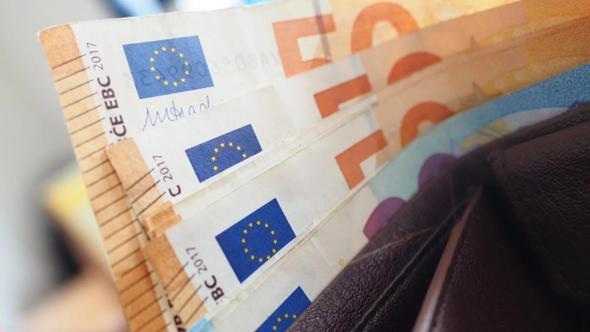 Между горна и долна граница: Работодателите искат 646 евро минимална заплата