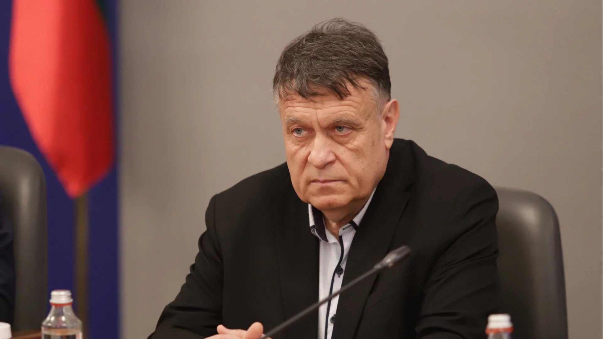350 евро за униформа: Проф. Вълчев скочи на високите цени