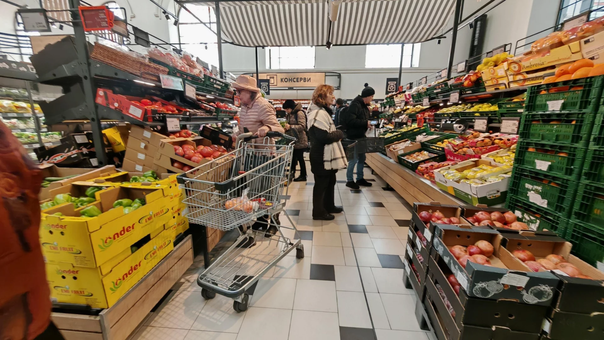 Плодовете и зеленчуците поевтиняват, ръст при млечните продукти