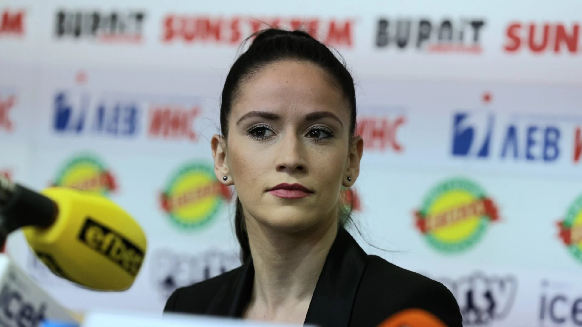 Опасна детска "игра": Парчета бетон нанесоха щети по колата на Невяна Владинова
