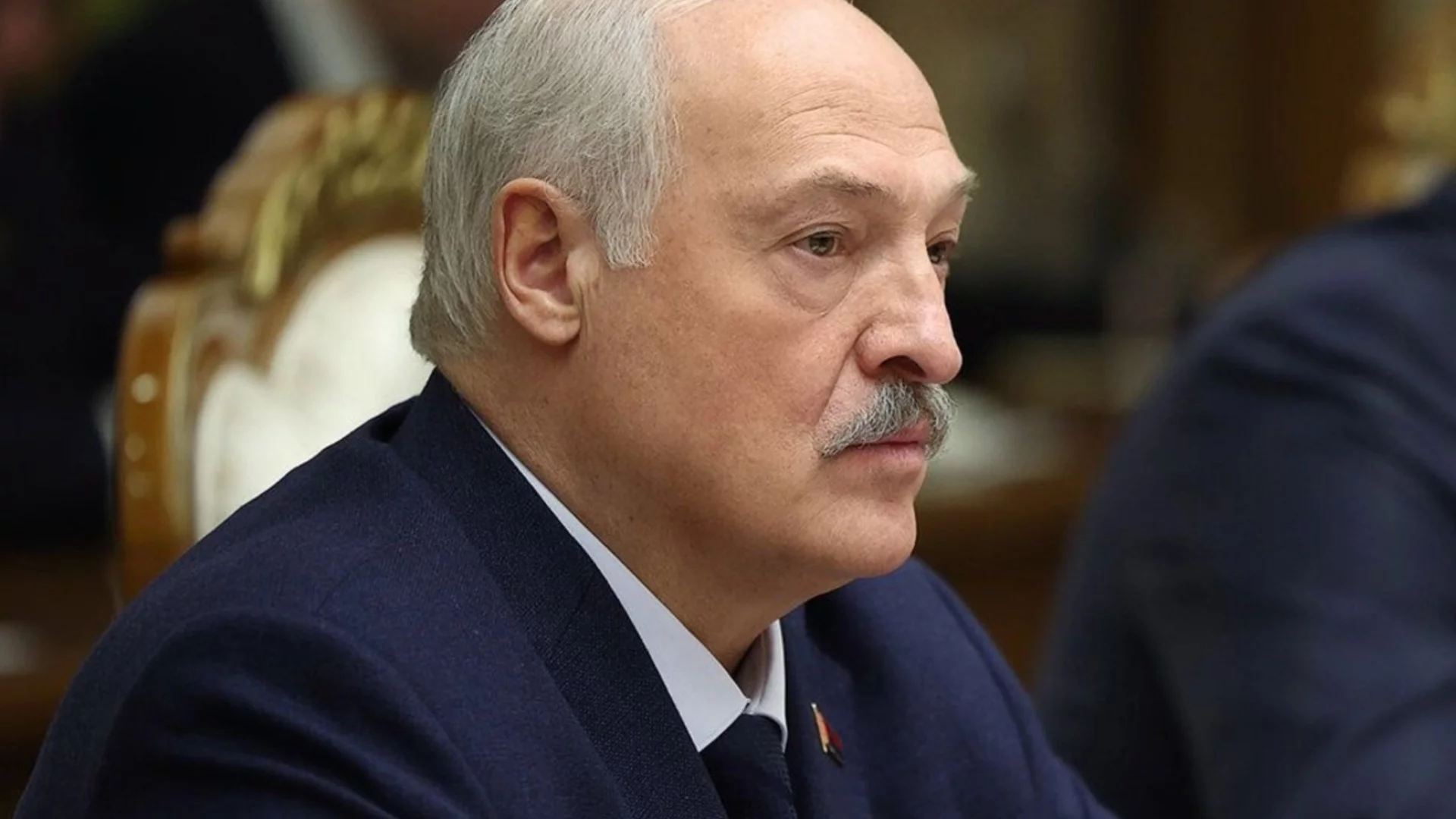 Накъде духа вятърът: Лукашенко честити на украинците и заговори за "братски народи"