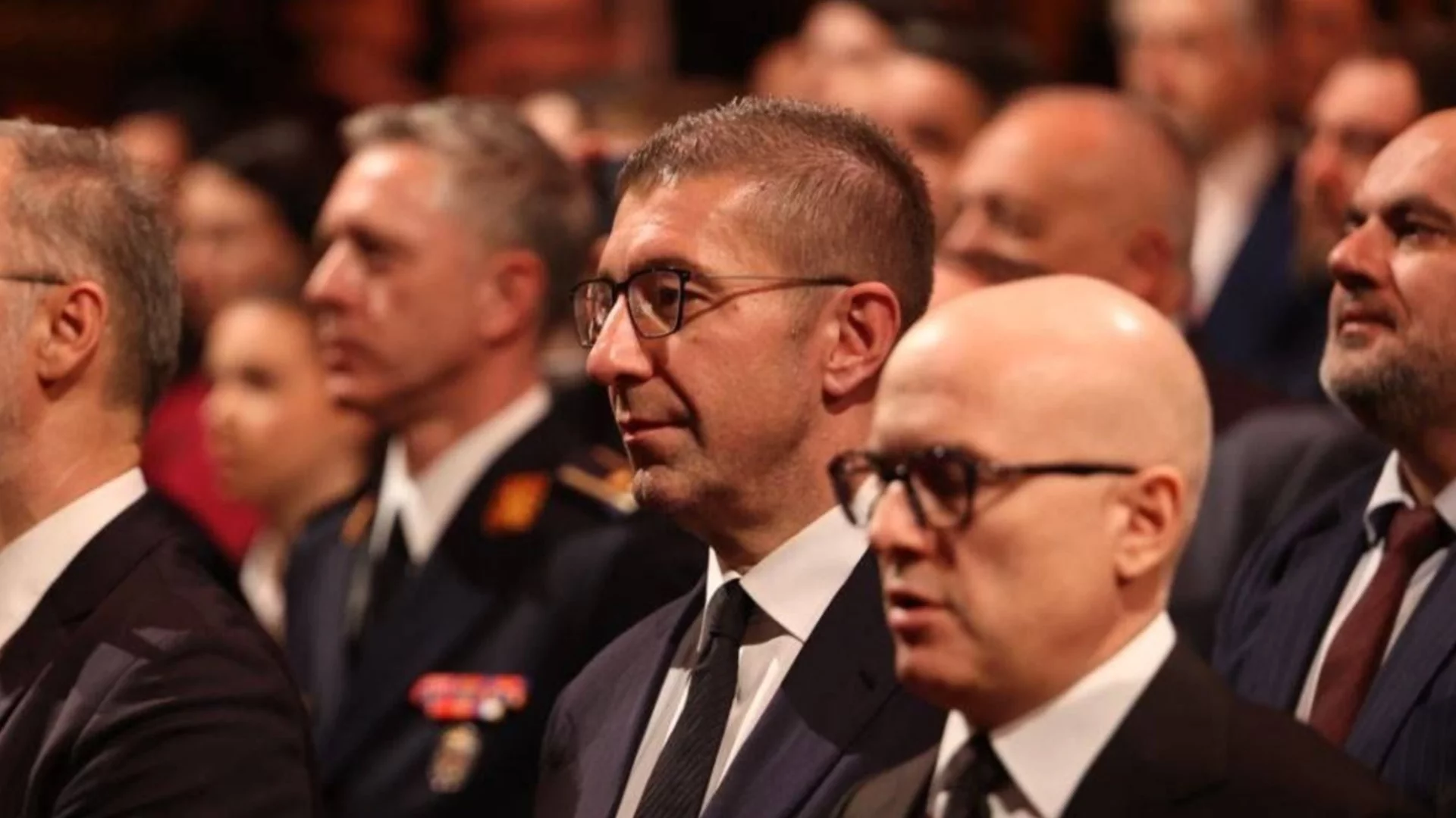 Няма драма да го наричат северномакедонски премиер: Мицкоски се подмазва на Тръмп в медията на Стив Банън