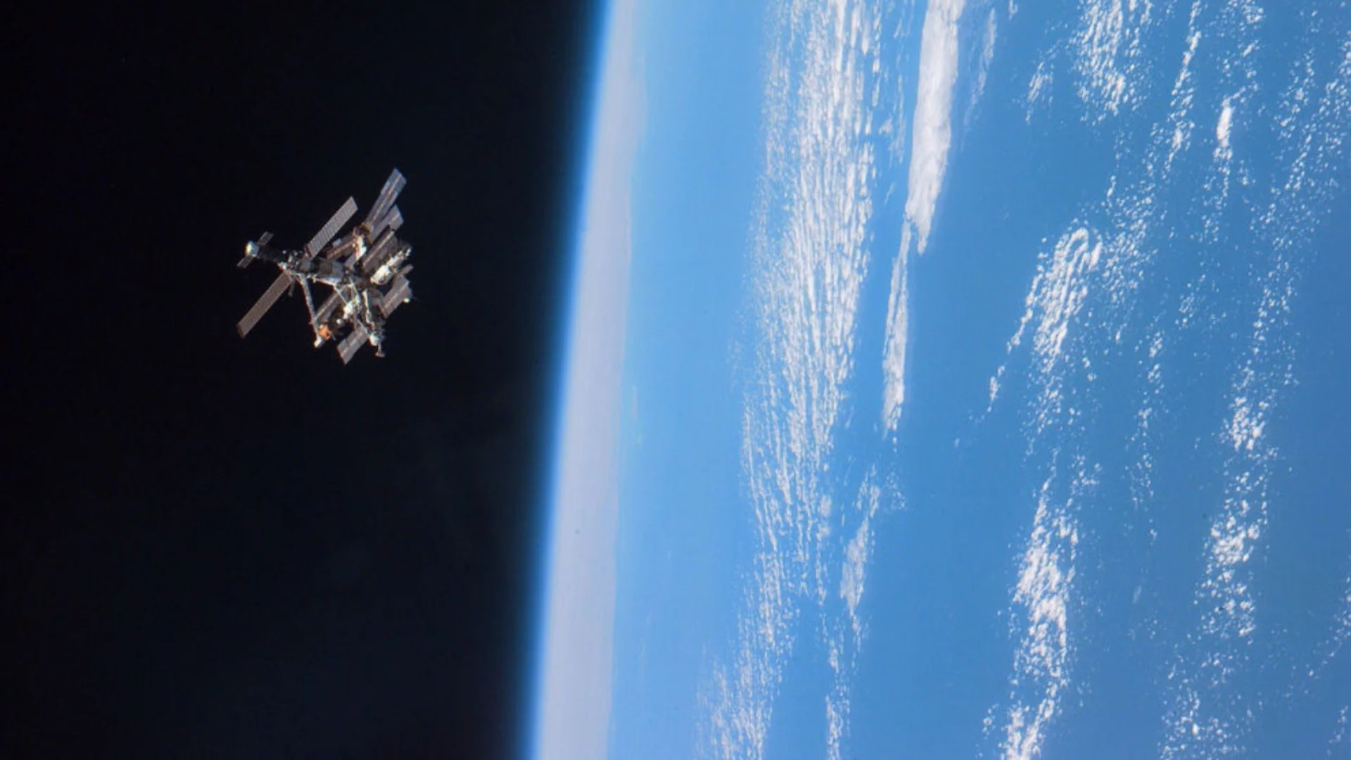 Гравитацията го влече: Руският Starlink гледа как да се разбие, не как да полети