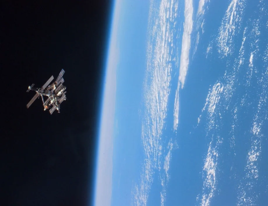 Гравитацията го влече: Руският Starlink гледа как да се разбие, не как да полети