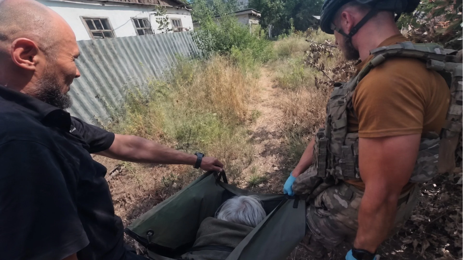 Те се опитаха да напуснат града, но руският дрон ги настигна: ВИДЕО на ново военно престъпление