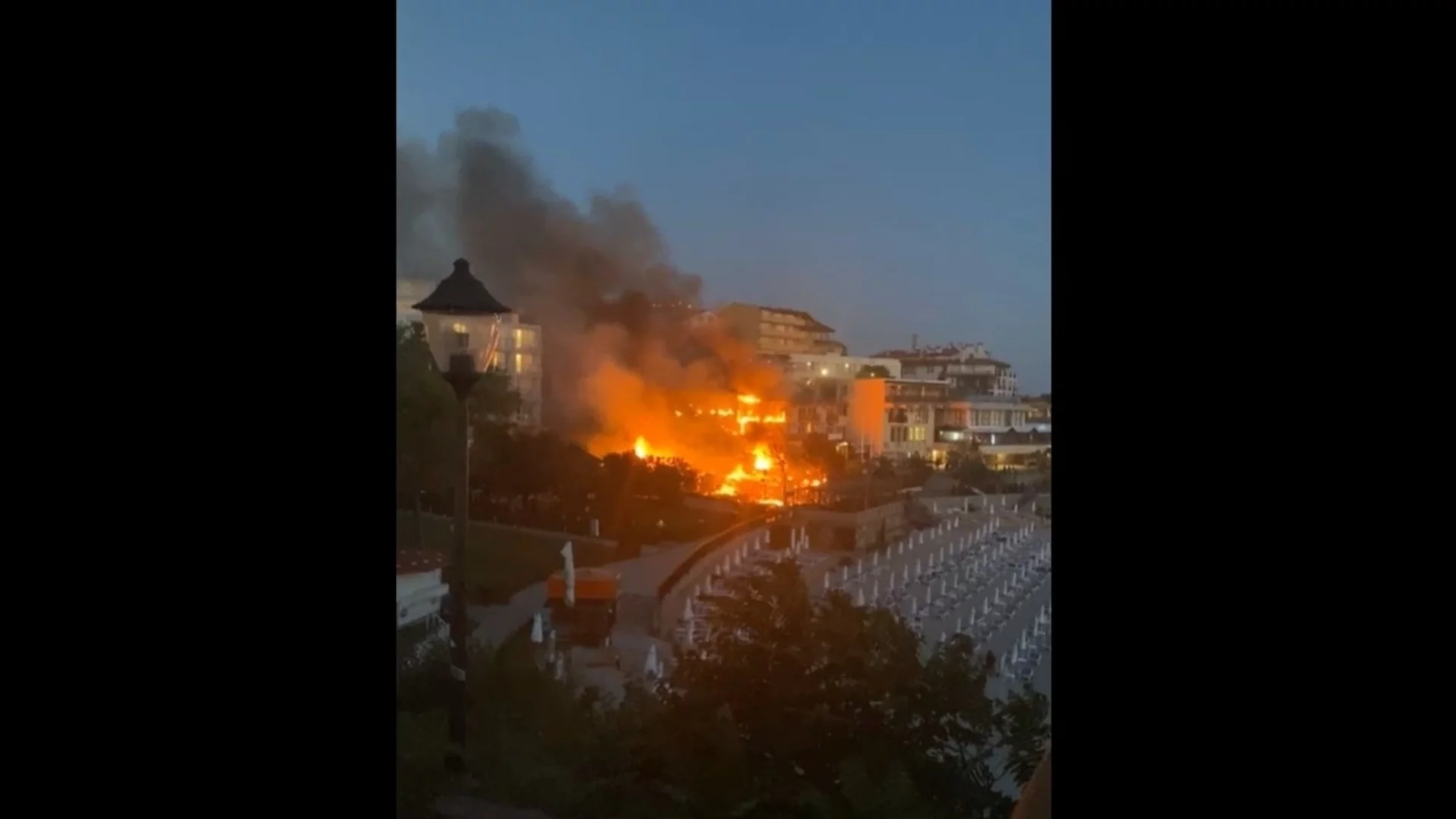 Пожар изпепели ресторант в Созопол, евакуираха хора от близките хотели (ВИДЕО)