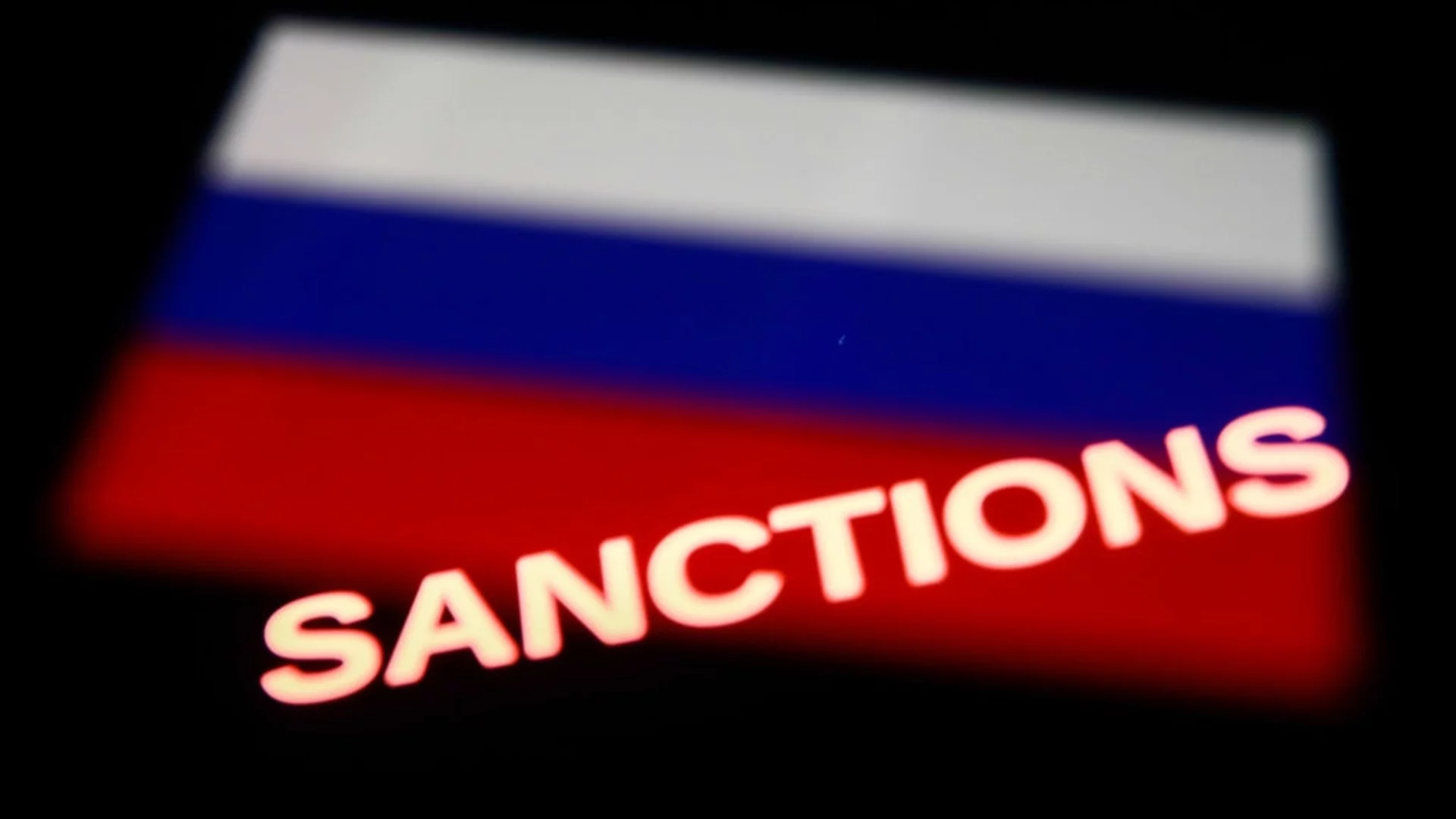 Великобритания засилва натиска върху сенчестите финансови системи, помагащи на Русия