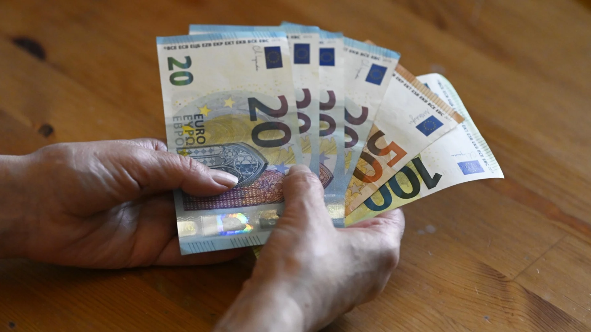Балкански парадокс: За 20 години заплатите в България скочили 6 пъти, в Гърция не са мръднали