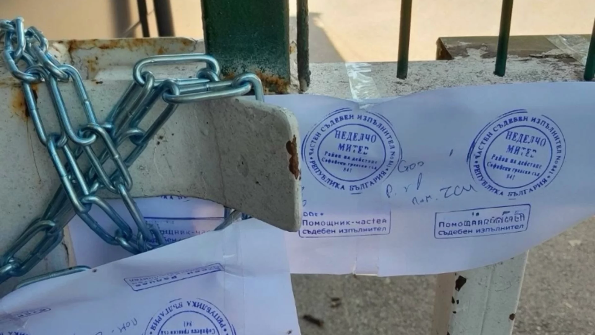 Запорираха сметките и автомобилите на "Капитолия" (СНИМКИ)