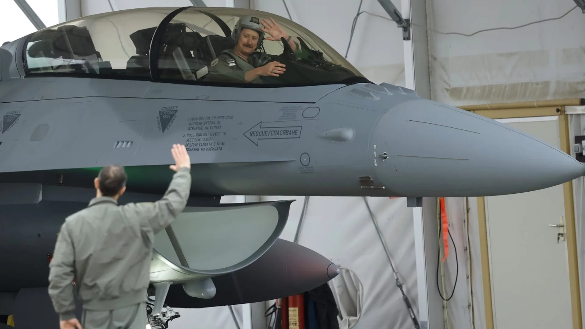 Критична система още липсва на нашите F-16. Скандалът с пилота, избухнал срещу Радев, не стихва