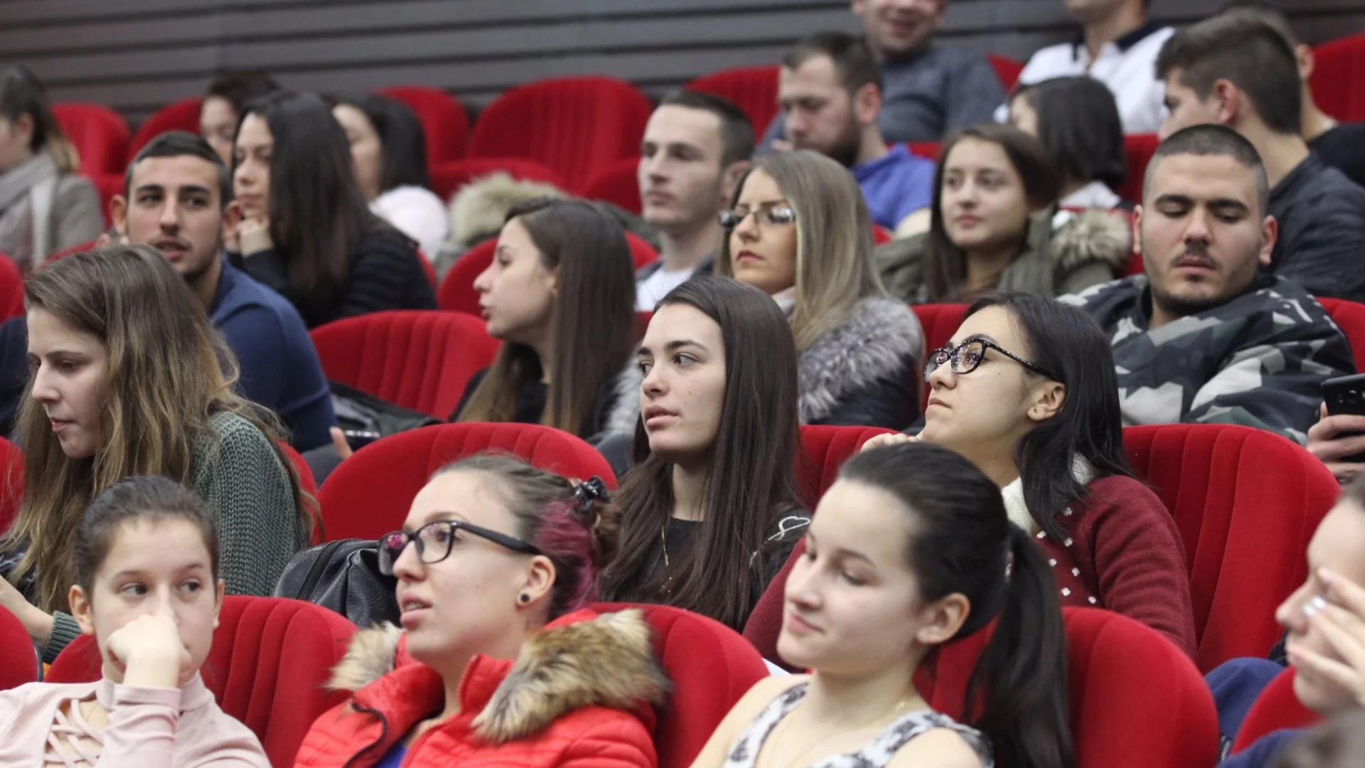 Студентите в платено обучение остават без държавни стипендии