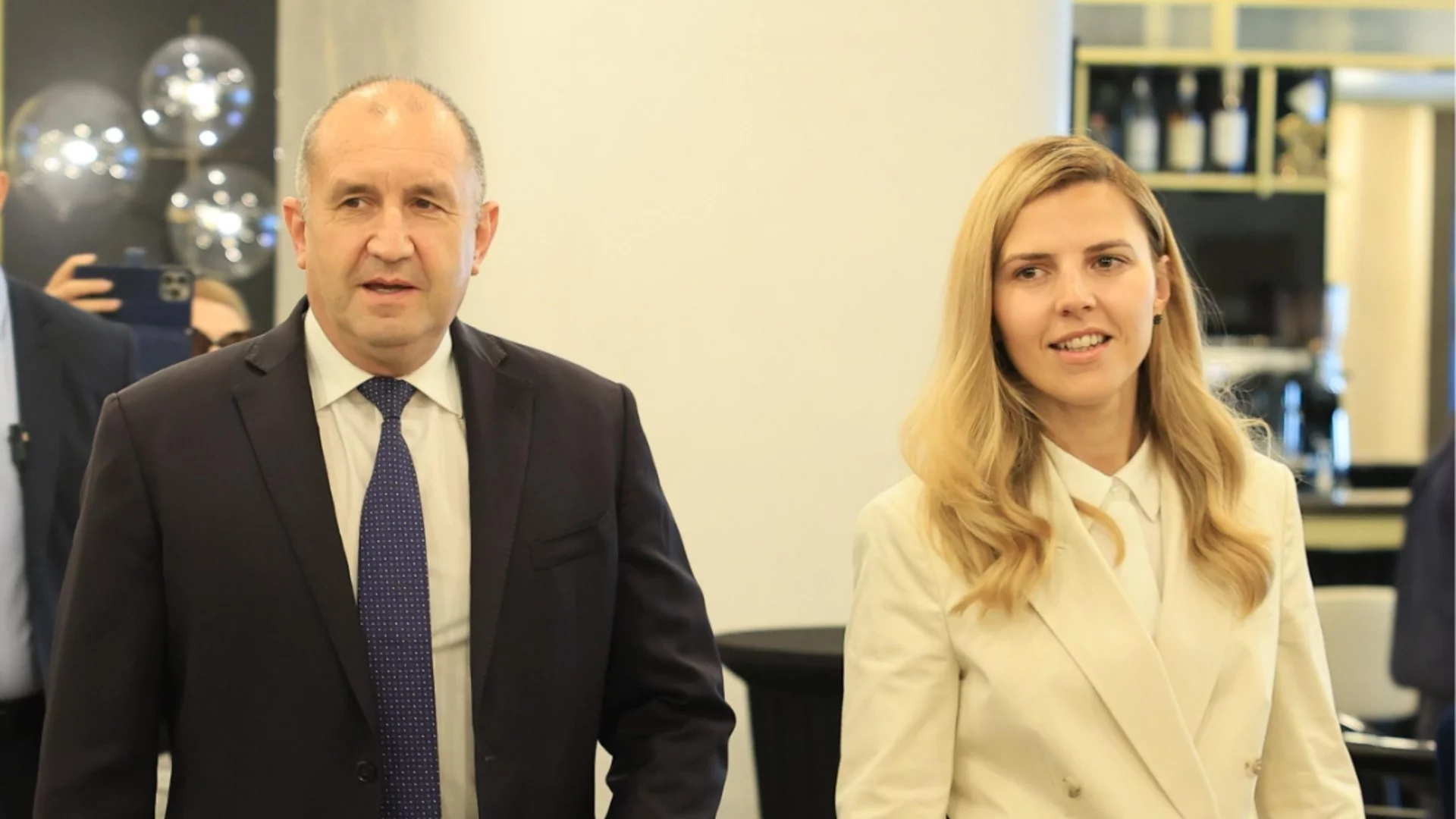 Журналист: Изненадва ме отсъствието на външната министърка