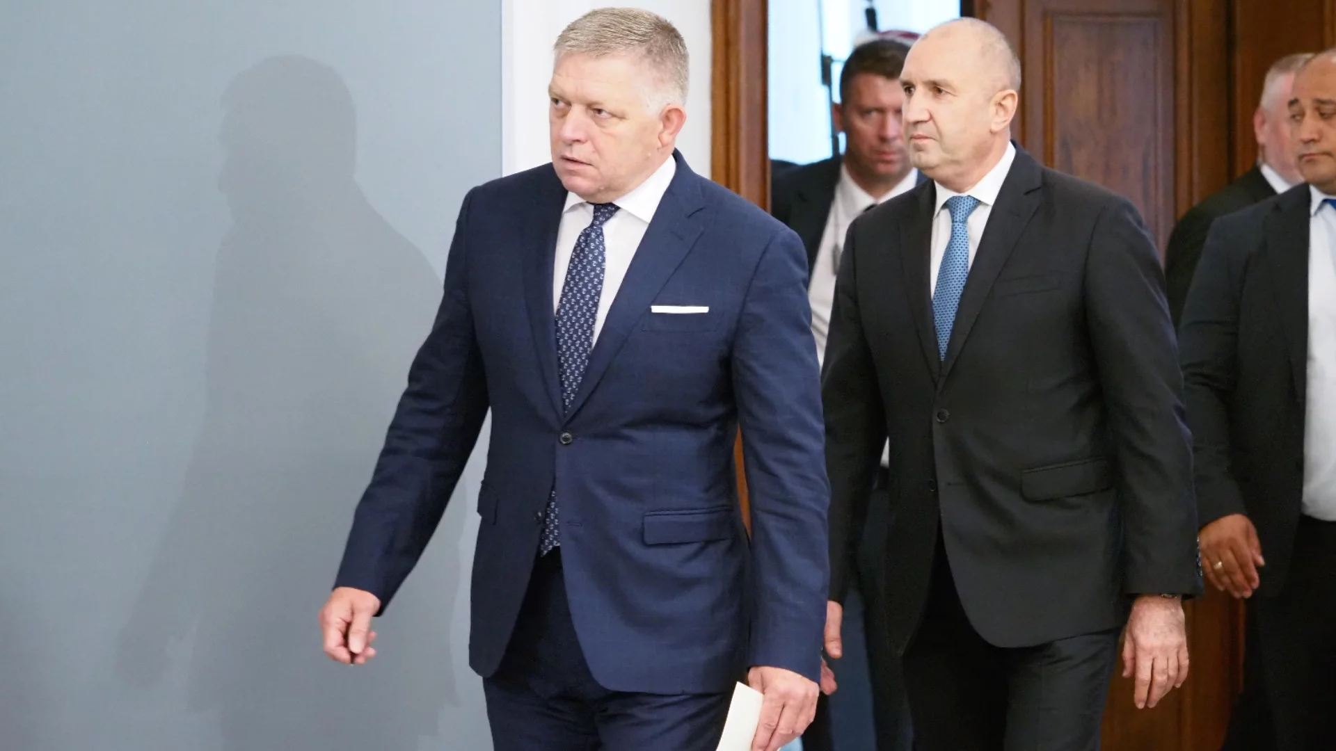 Под маската на мир Радев и Фицо застанаха един до друг: Знаци, че санкции срещу Русия ще паднат (ВИДЕО)