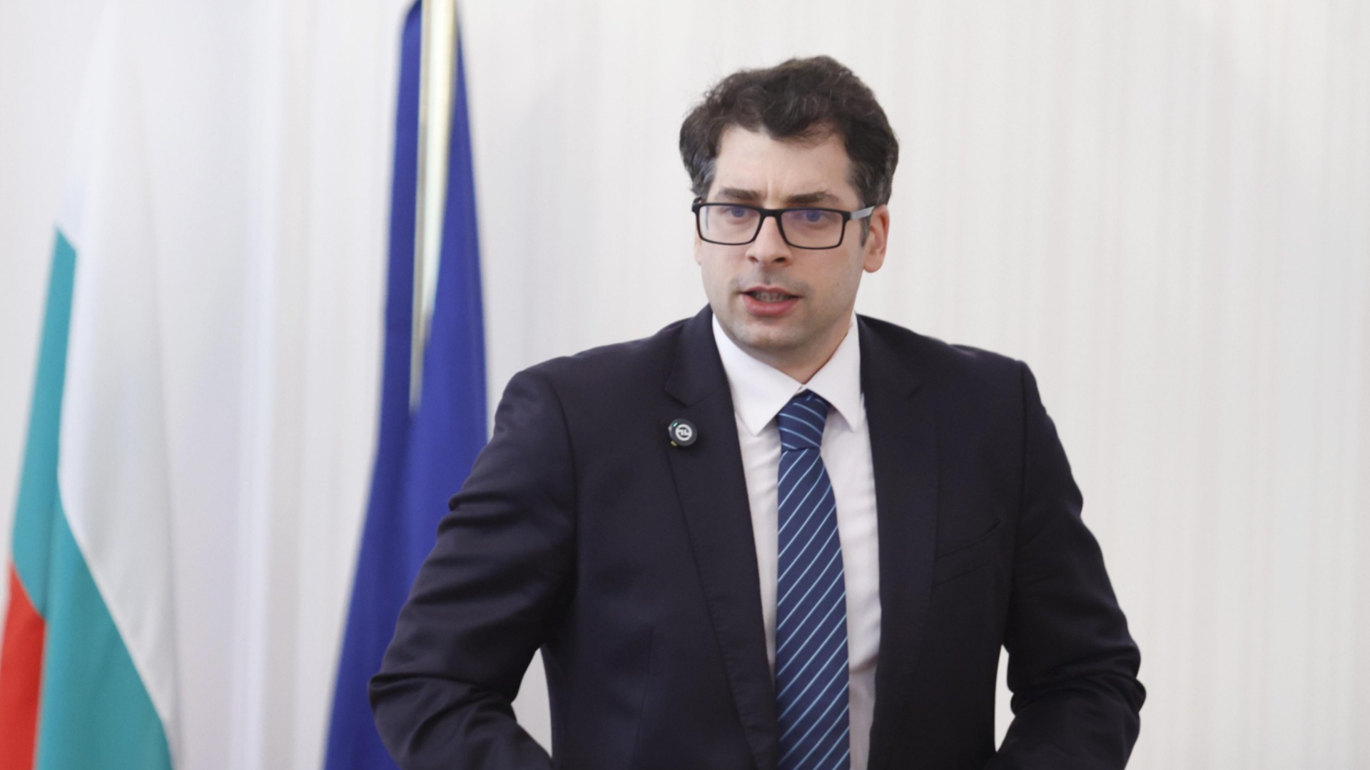 Трябва да свалят цените номинално надолу : Пеканов поряза хотелиерите и ресторантьорите за ДДС