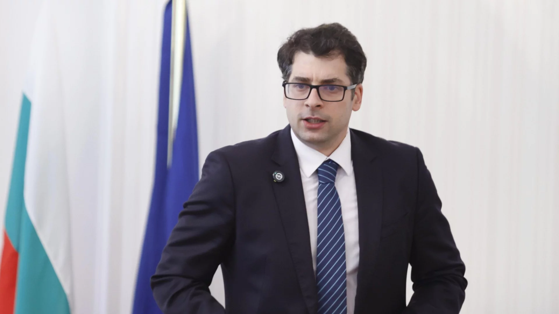 "Трябва да свалят цените номинално надолу": Пеканов поряза хотелиерите и ресторантьорите за ДДС
