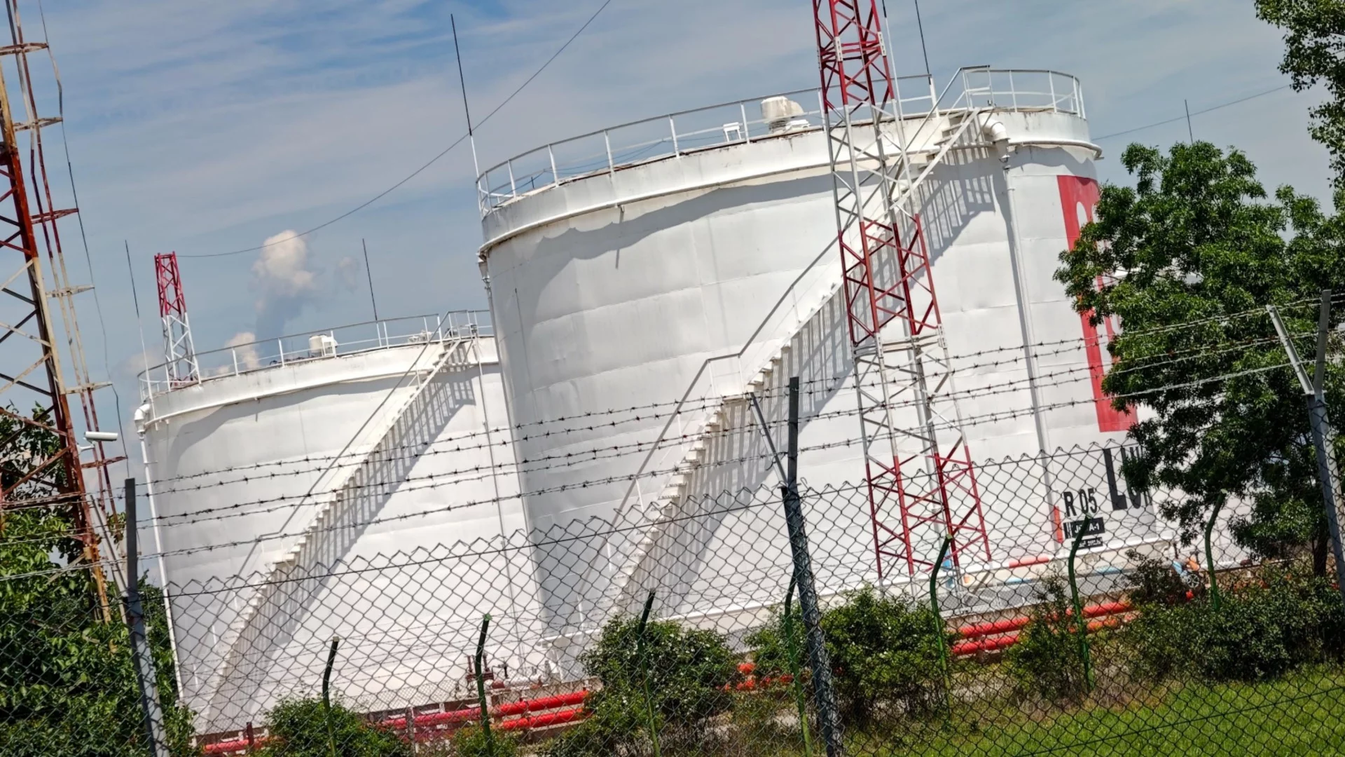Сигнали за миризма на нефт и газ в Бургас, проверяват "Лукойл"