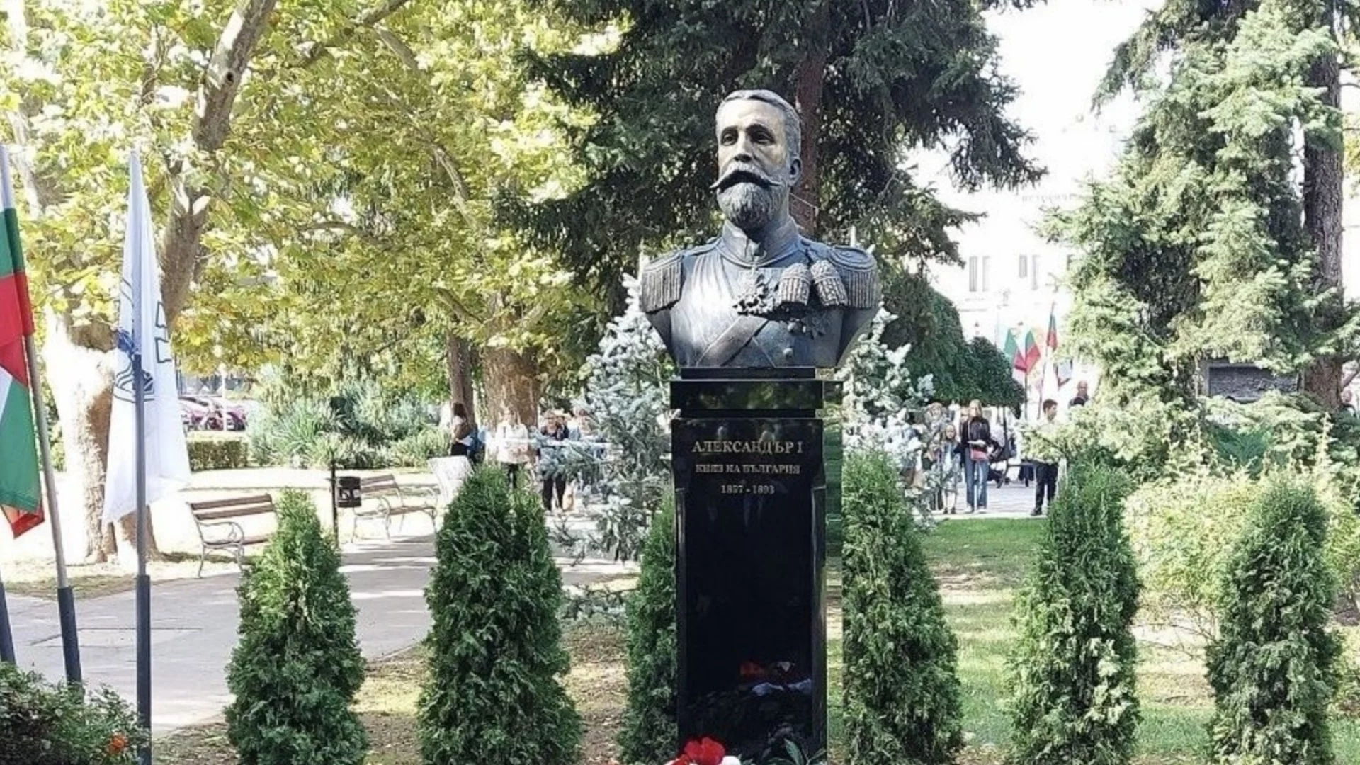 Йотова и кметът на Русе откриха бюст-паметник на княз Александър I