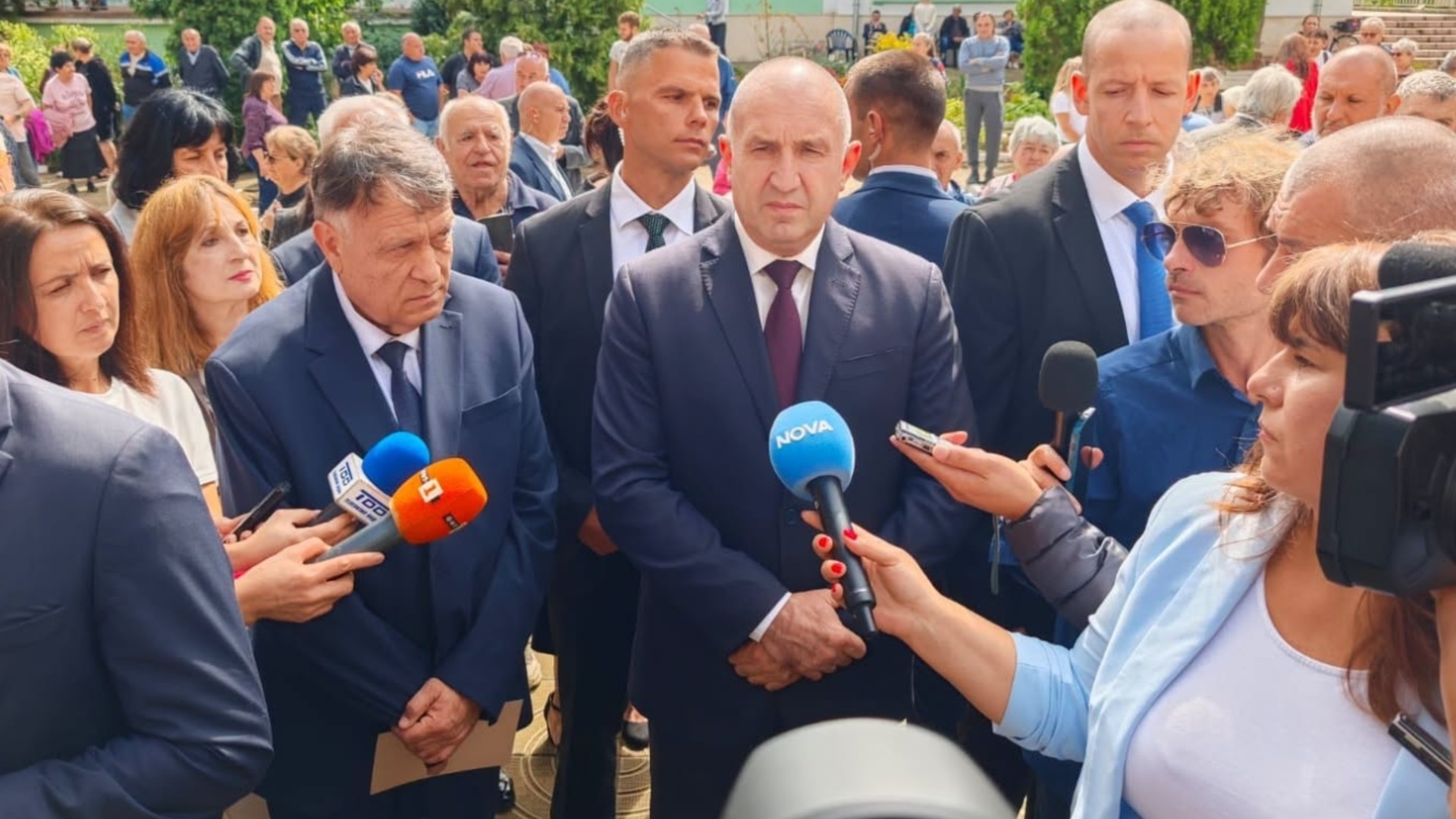 "Първа стъпка към авторитаризма и нова борба за 16-а република": Призиви за учителски бунт заради планове за учебник по литература и история