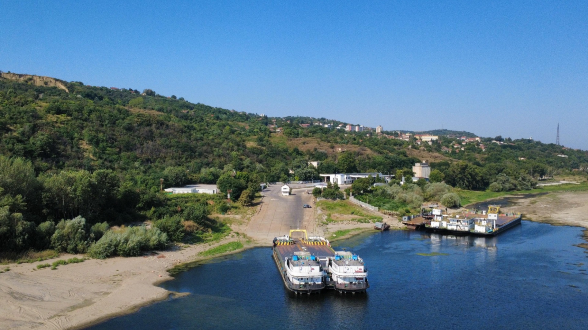 Критично ниско ниво на водата в Дунав: На места дъното е покрито с растения с височина 2 м