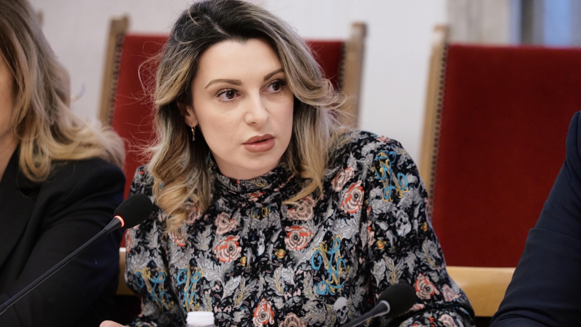 "Ремонт до 13-и, а топла вода още няма": Павела Митова заплаши да се изкъпе протестно с леген пред Столична община
