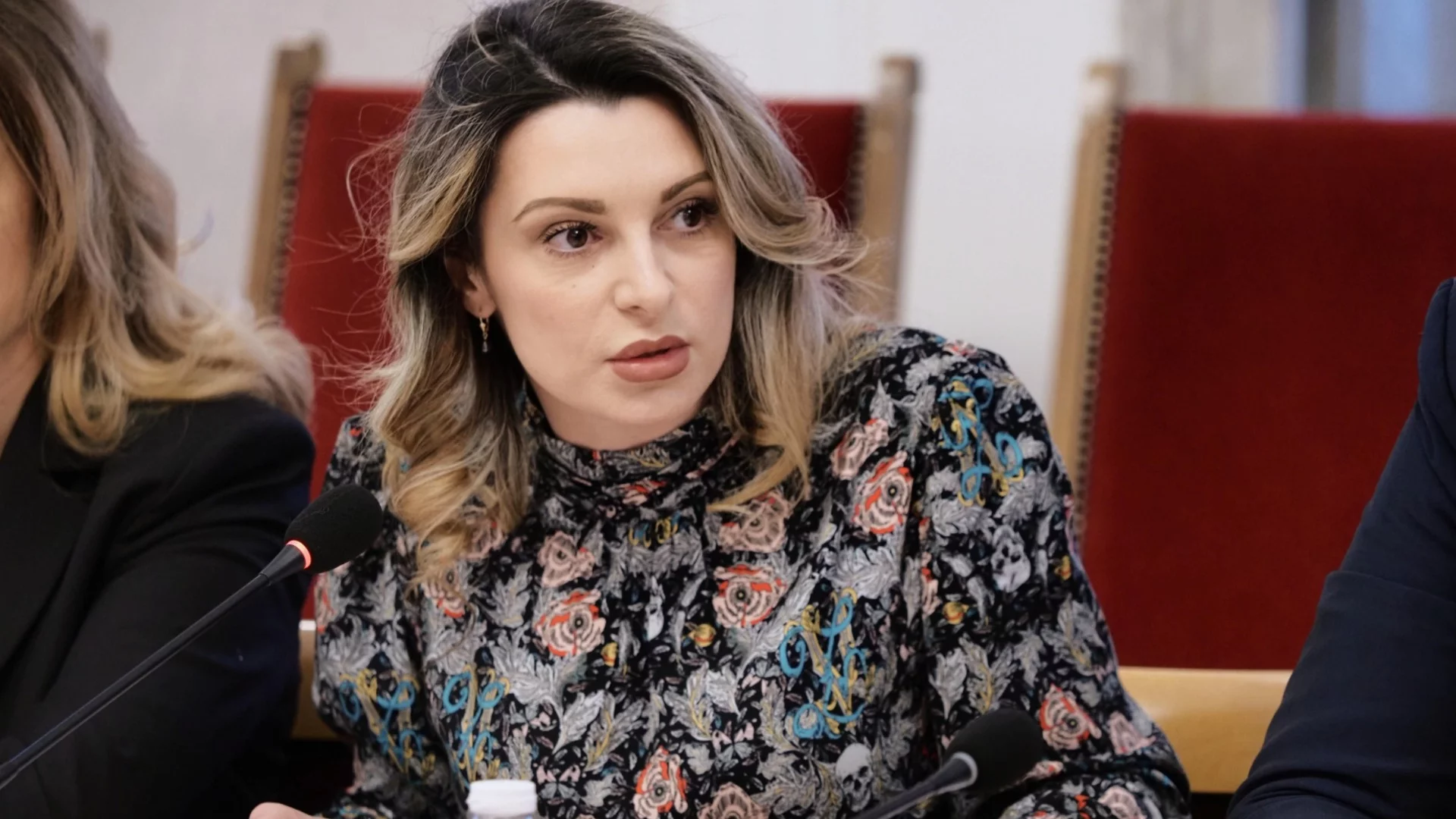 "Ремонт до 13-и, а топла вода още няма": Павела Митова заплаши да се изкъпе протестно с леген пред Столична община
