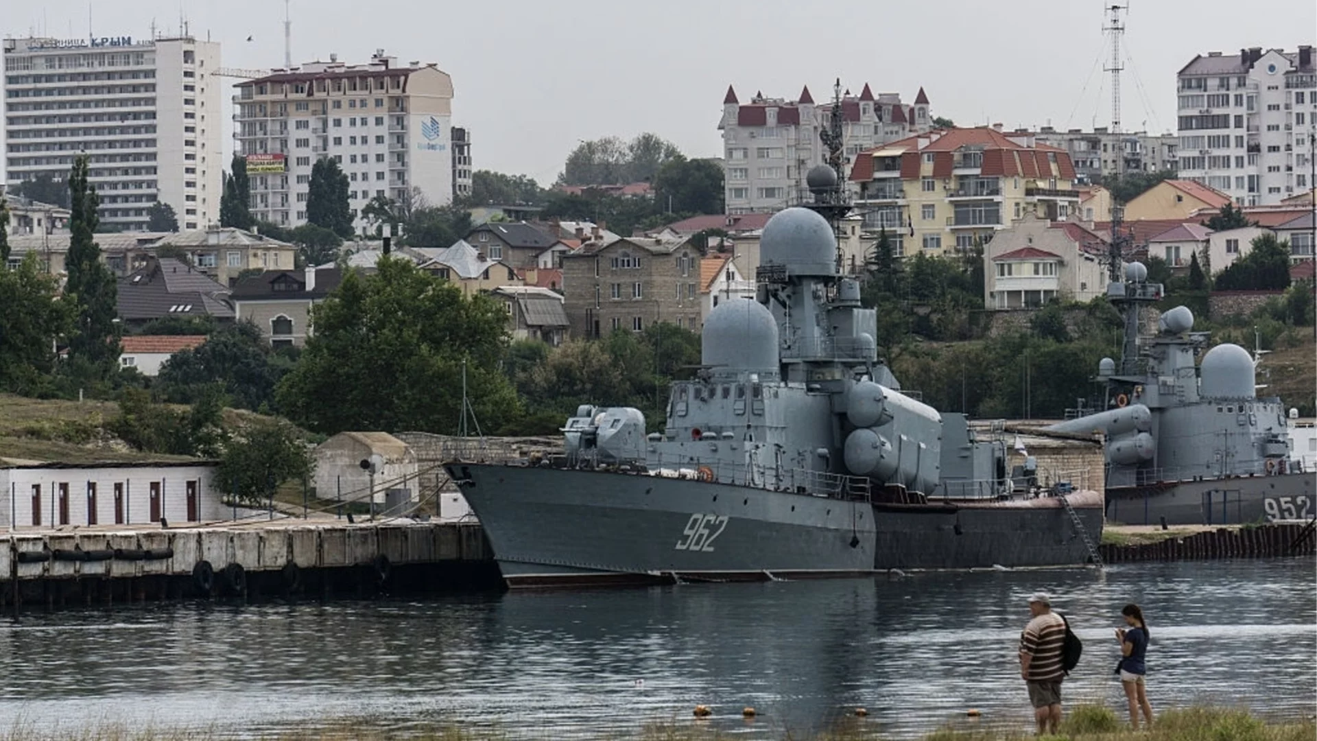 Русия награди командира на кораба, стрелял по датски хеликоптер. Украйна показа, че смърт е съдбата на удостоените с честта