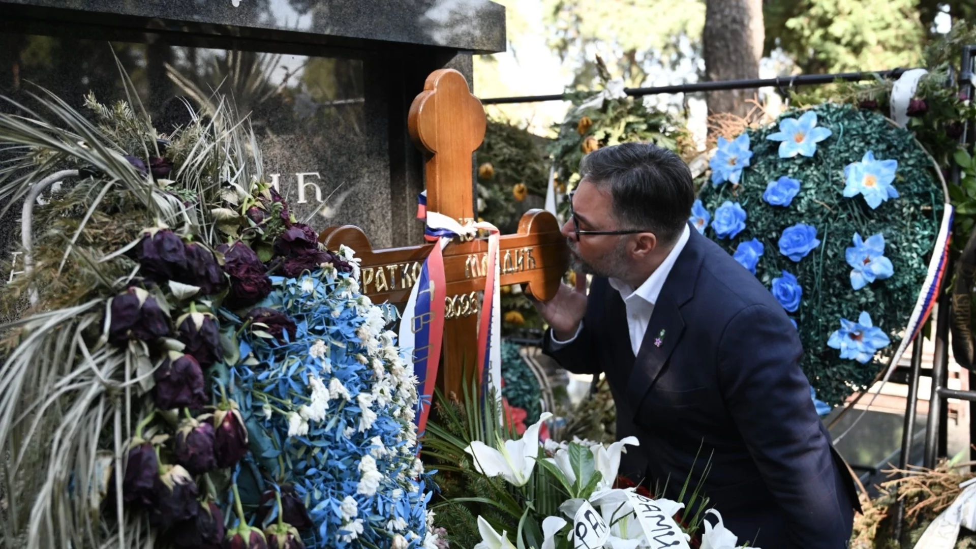 "Очаквам възкресението на мъртвите": Министър от Босна и Херцеговина целуна кръста на гроба на Младич (СНИМКА)