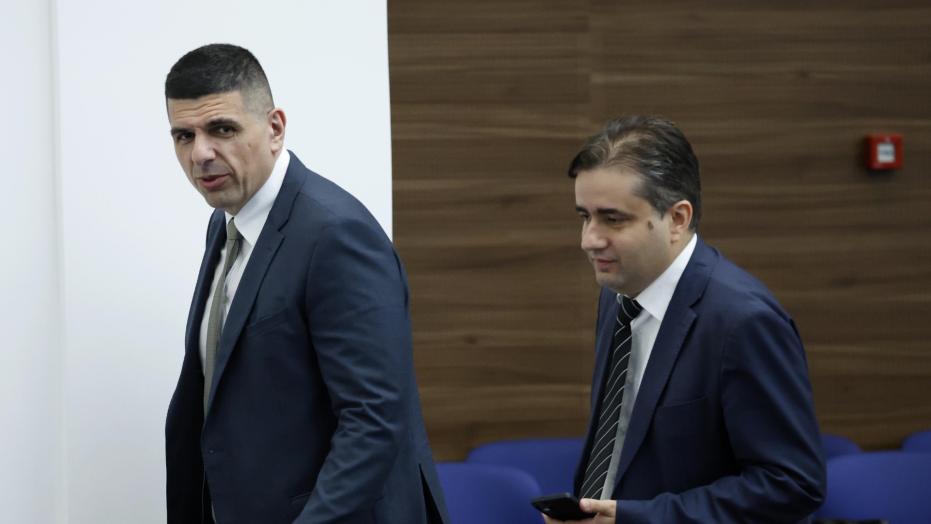 "Премиерът не ни е казал какъв е този пакет": ДБ призоваха Радев да се вслушва в идеята им за горивата (ВИДЕО)