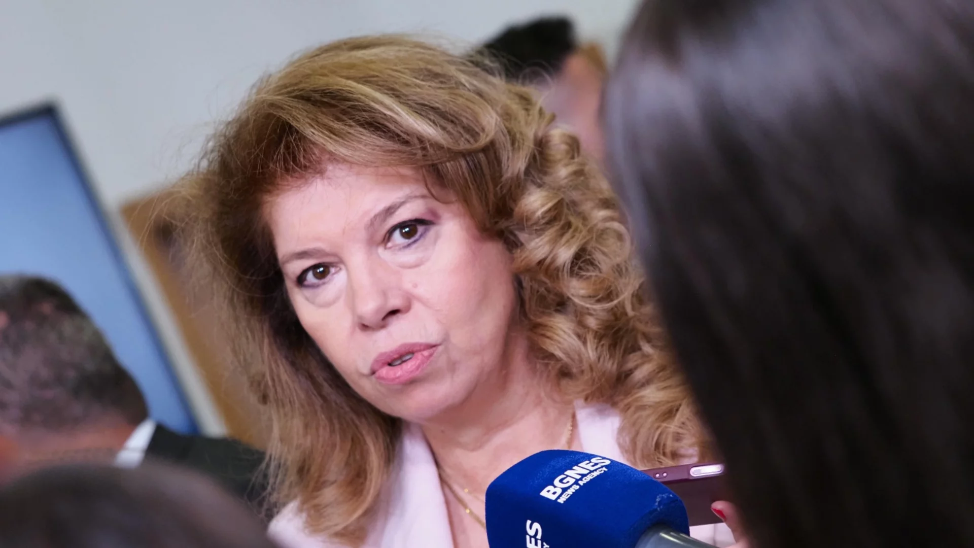 "Война, агресия, инвазия - трябва да я спрем на всяка цена": Йотова не вижда смисъл да се посочва кой е агресорът
