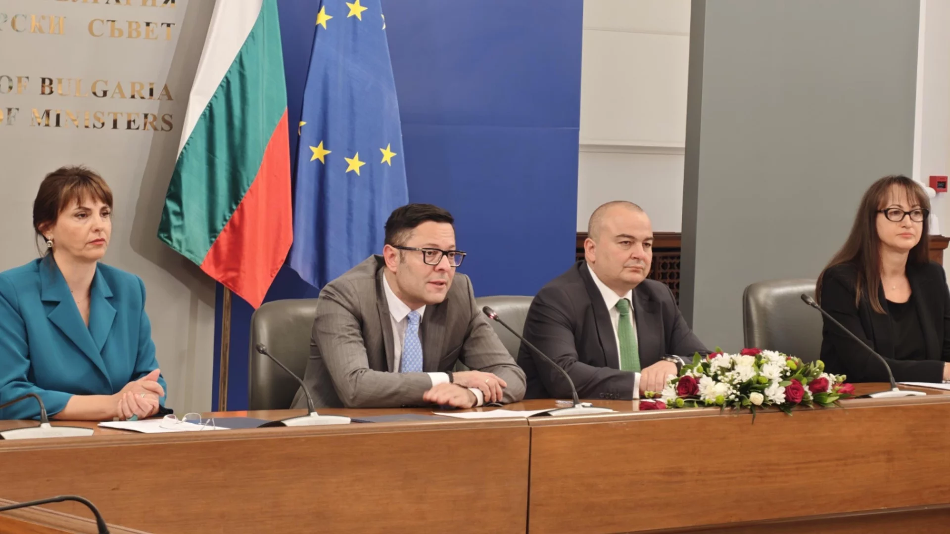 Мерките срещу високите цени на горивата: "Инфлационен чек" за 550 хил. българи и без акциз за пропан-бутана (ВИДЕО)