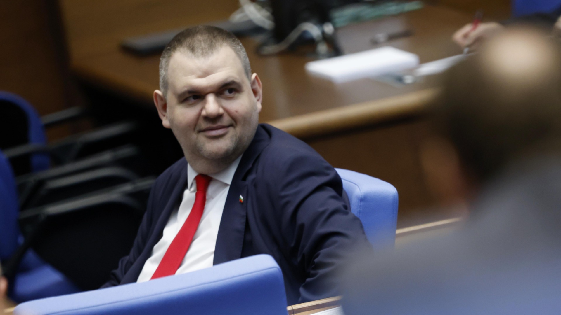 Нови разкрития за полетите на Пеевски: Демерджиев твърди за финансиране през оскъпяване на поръчки за мантинели